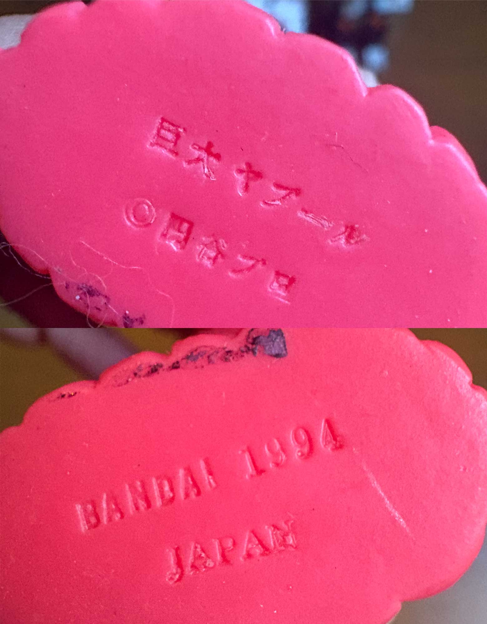 Due macrofotografie del fondo del piede della figura. Quella in alto mostra caratteri giapponesi e una riga di copyright stampati nel vinile rosa. Quella in basso riporta stampato BANDAI 1994 JAPAN.